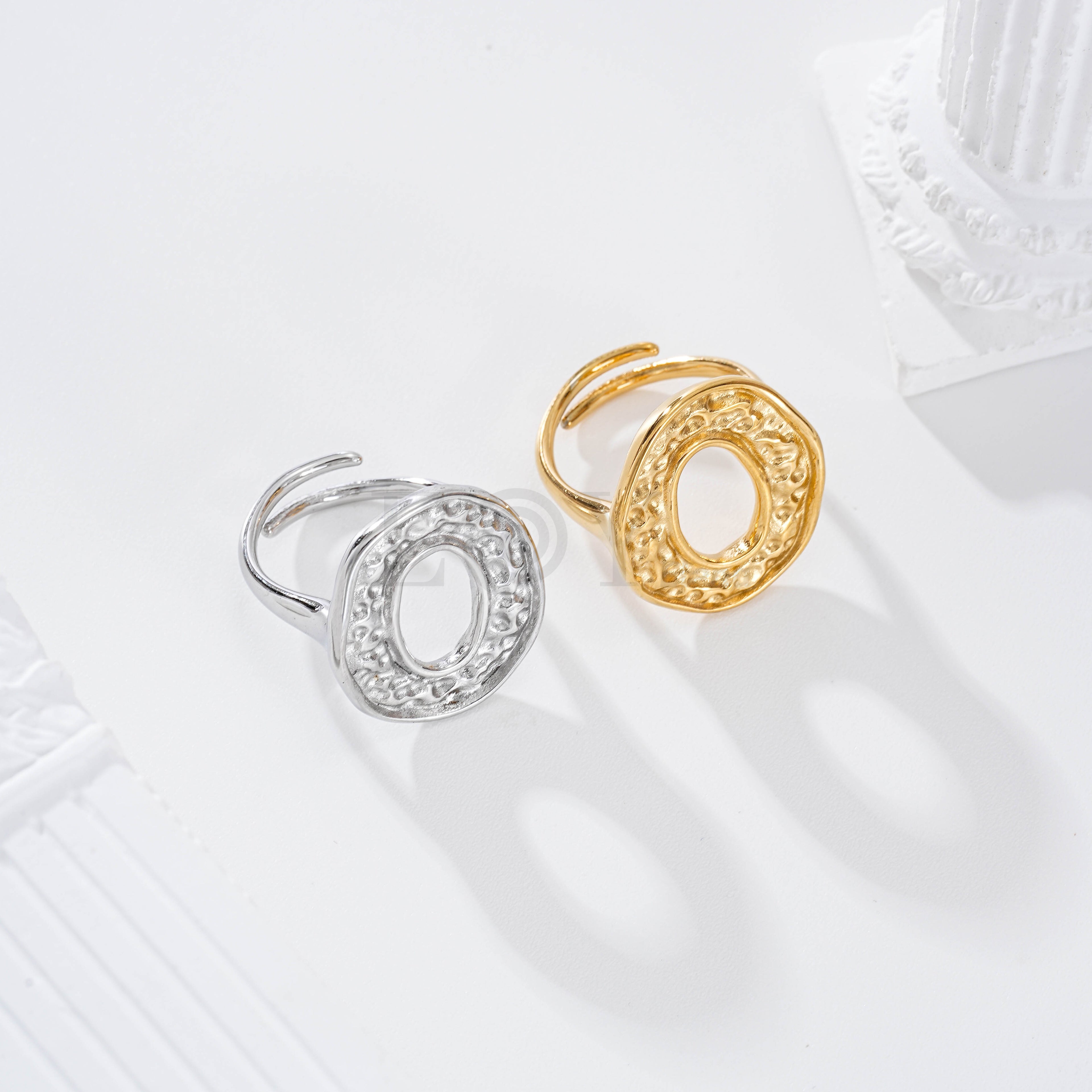 Anillos óvalo textura acero