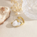 Anillo dorado con piedra blanca