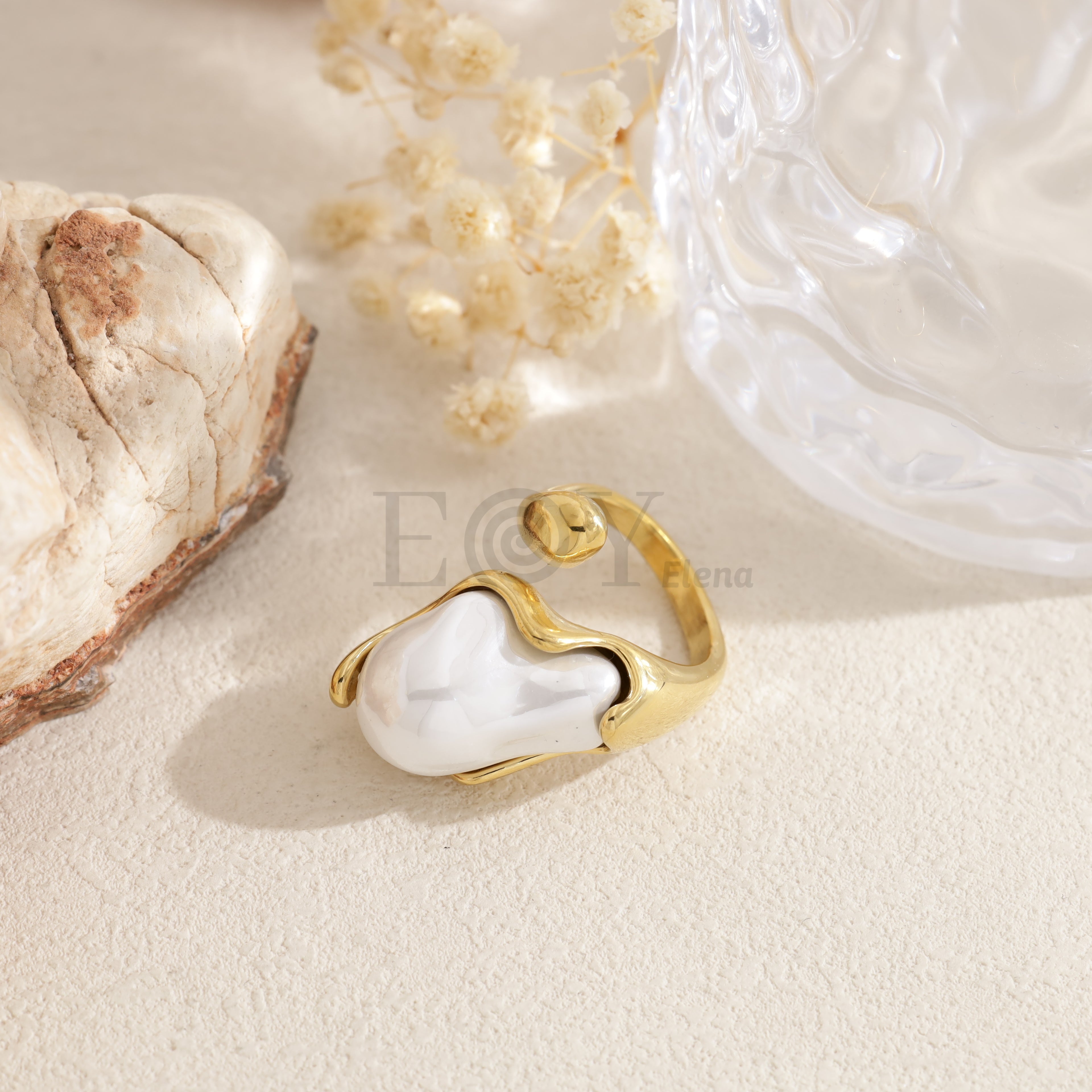 Anillo dorado con piedra blanca