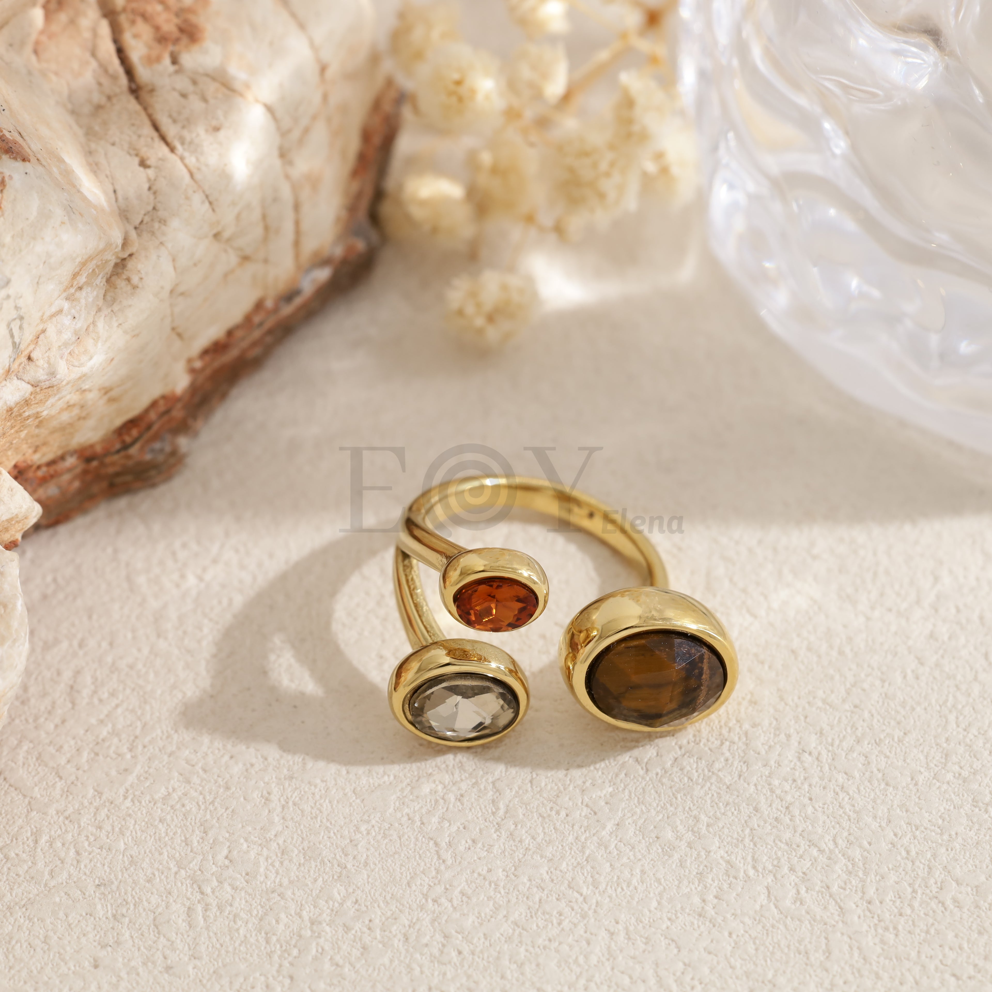 Anillo abierto dorado con piedras de colores