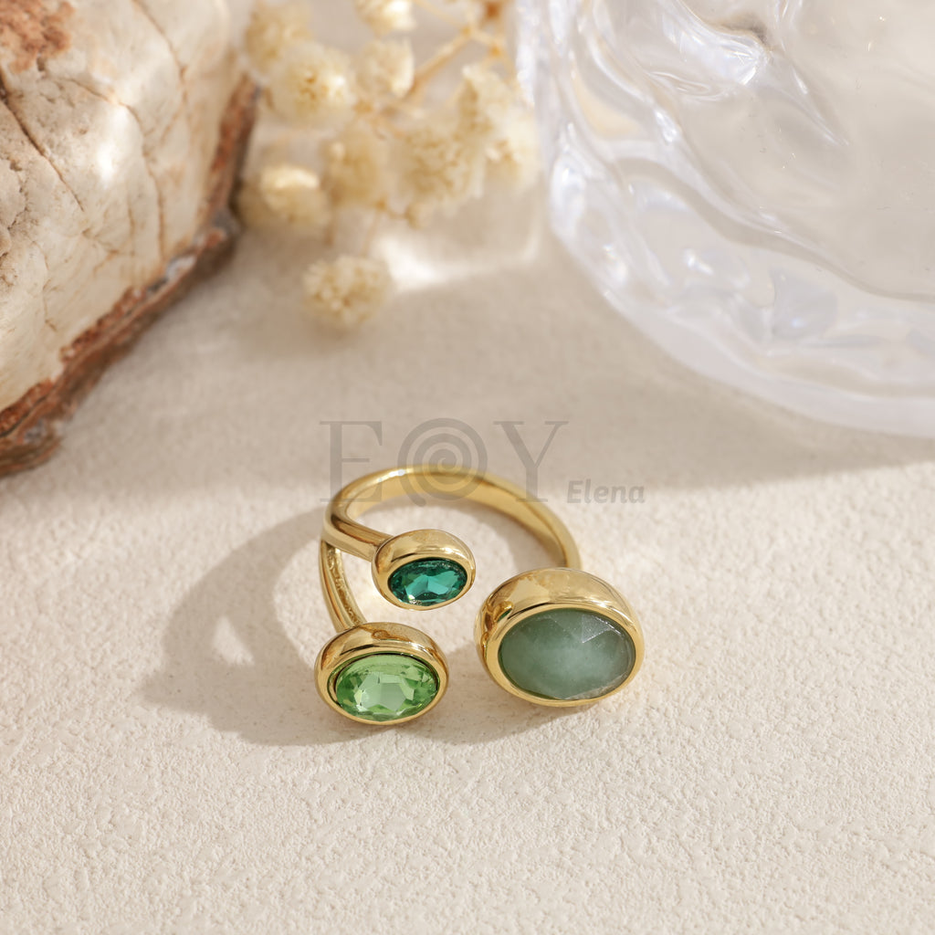 Anillo abierto dorado con piedras de colores