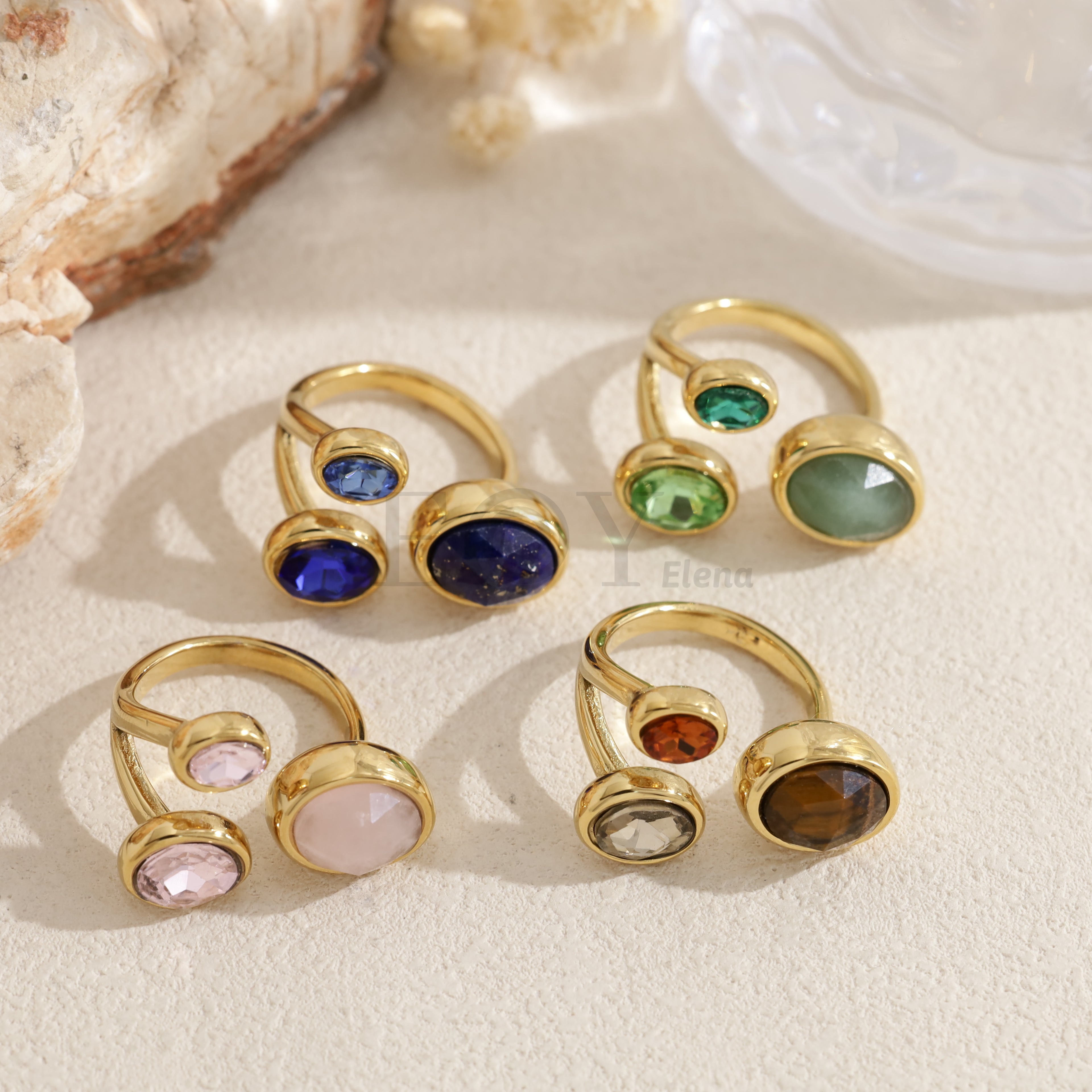 Anillo abierto dorado con piedras de colores