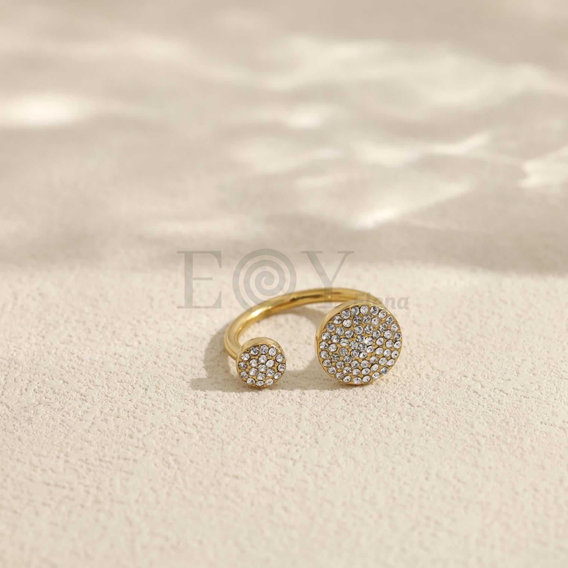 Anillo abierto con discos de piedras