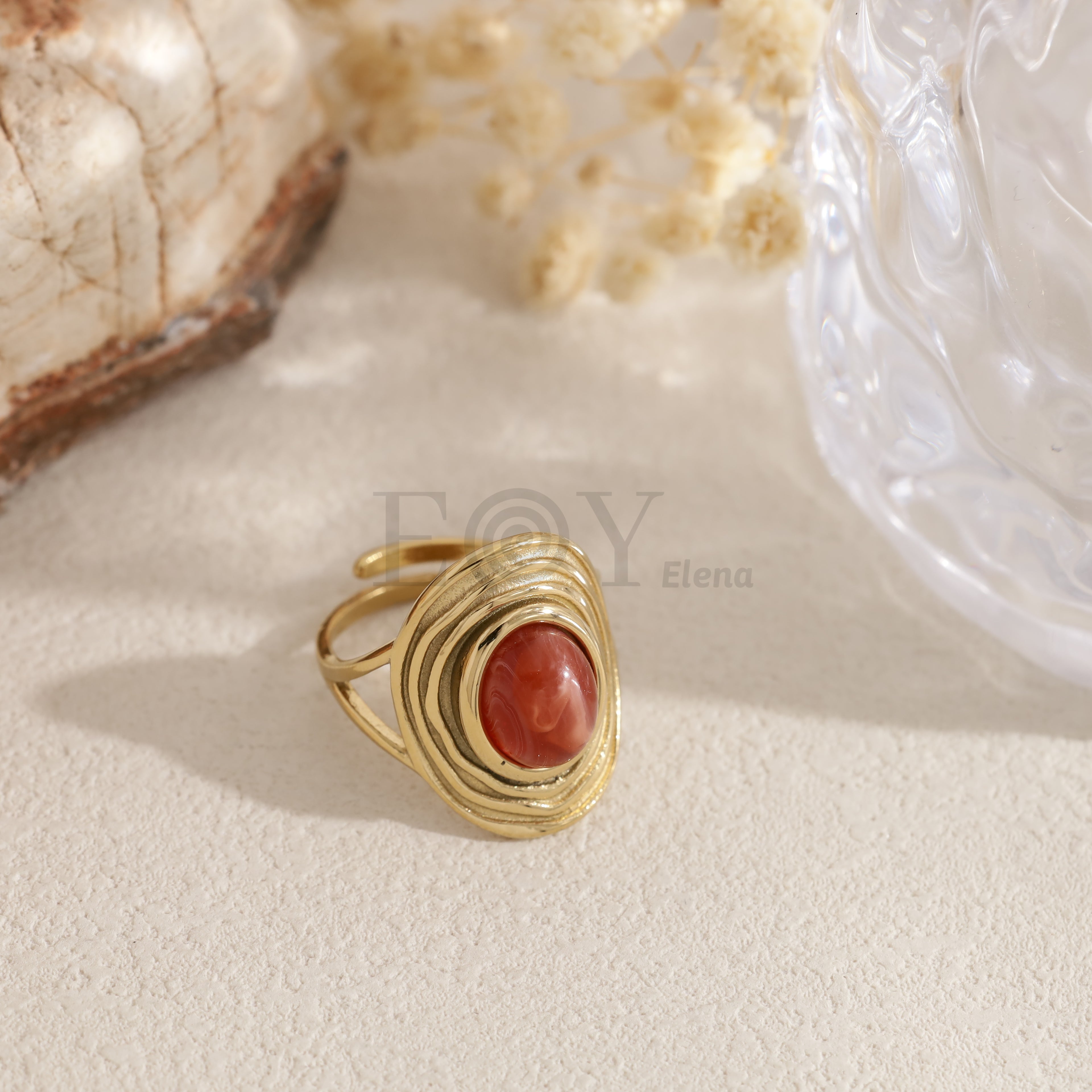 Anillo dorado con piedra ovalada