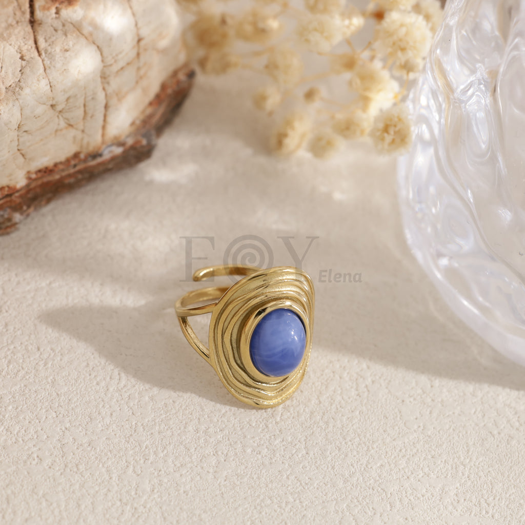 Anillo dorado con piedra ovalada