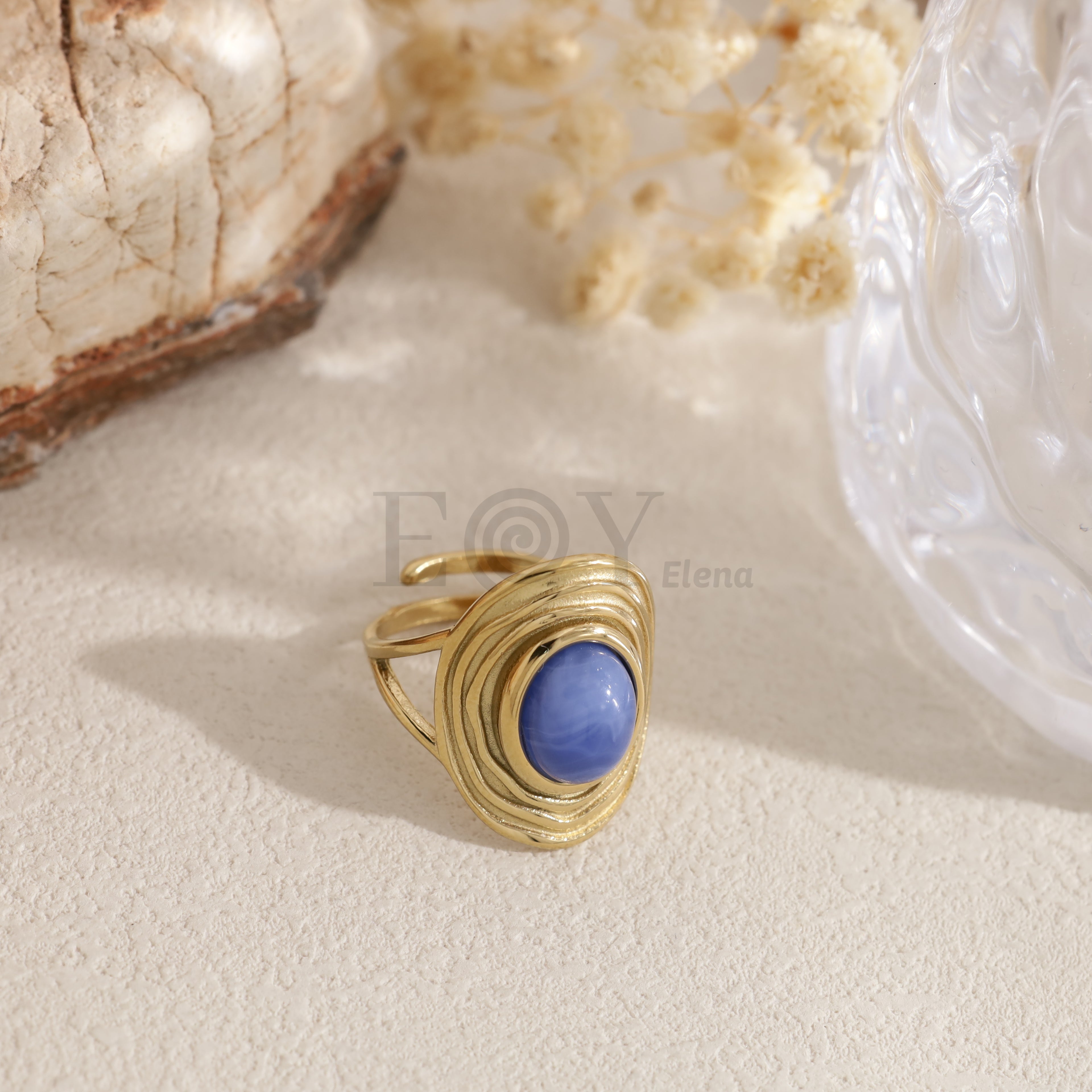 Anillo dorado con piedra ovalada