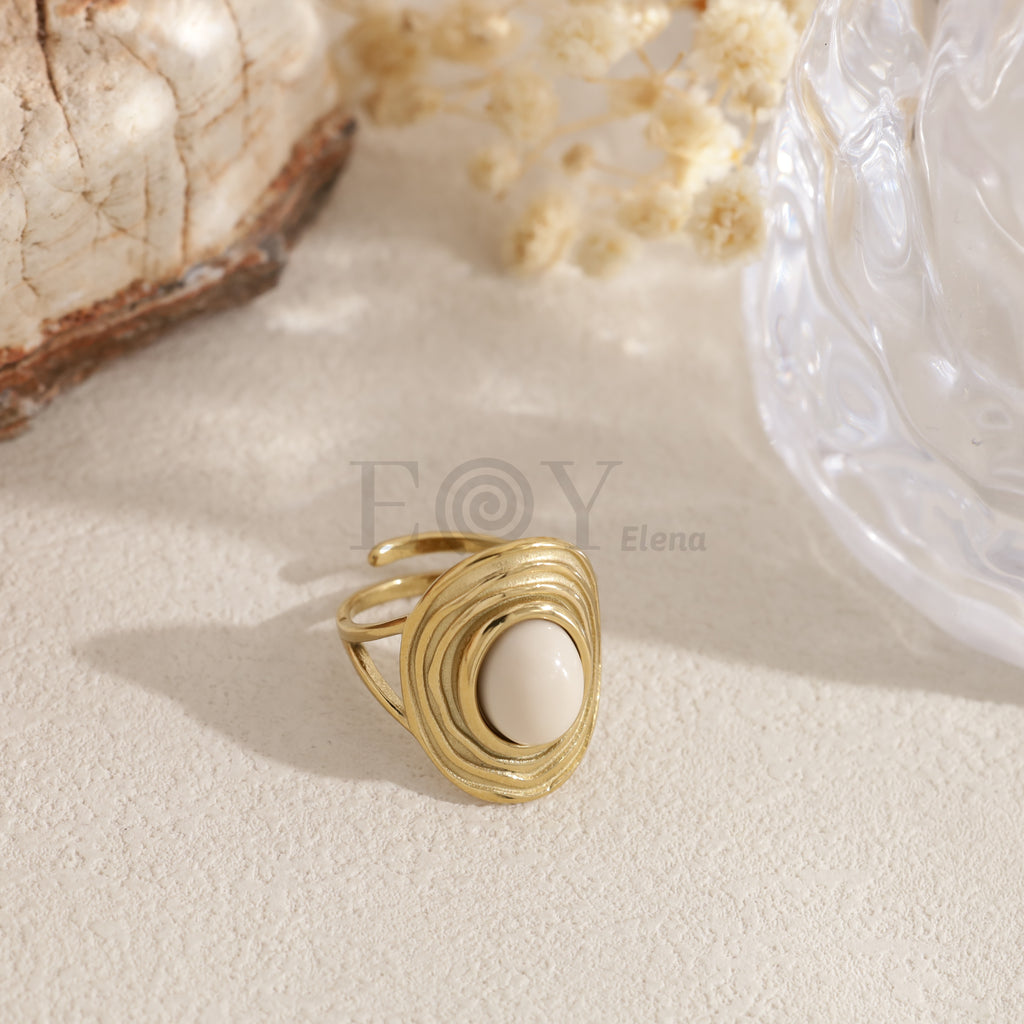 Anillo dorado con piedra ovalada