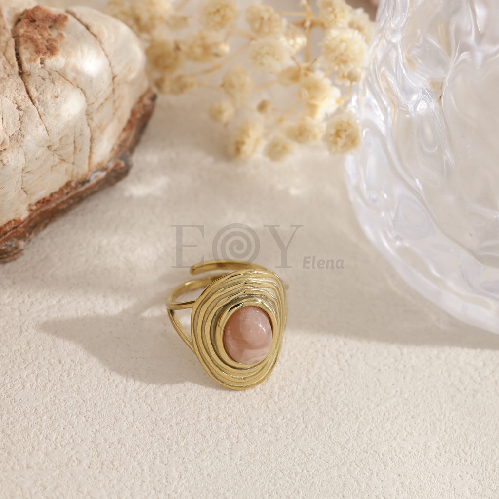 Anillo dorado con piedra ovalada