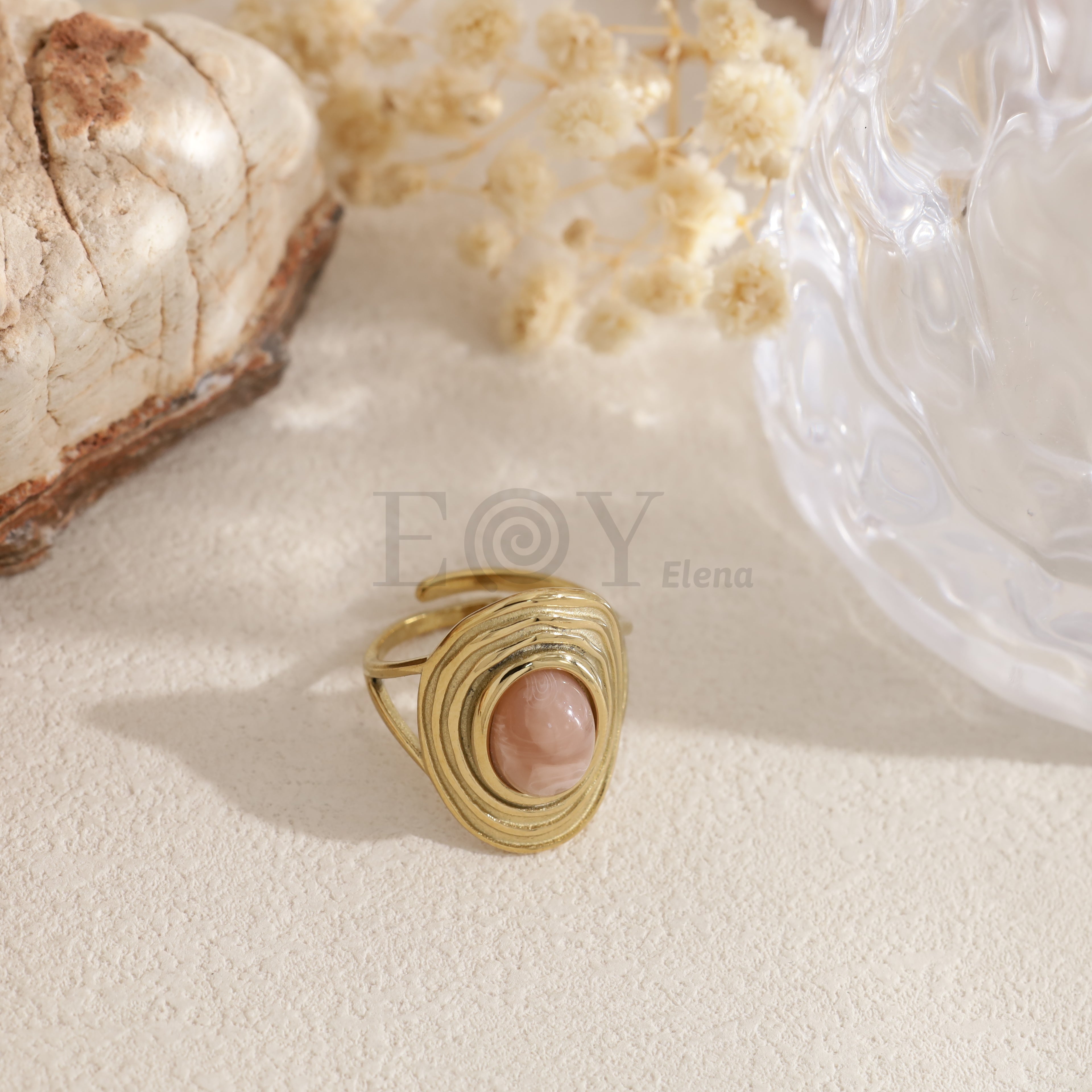 Anillo dorado con piedra ovalada