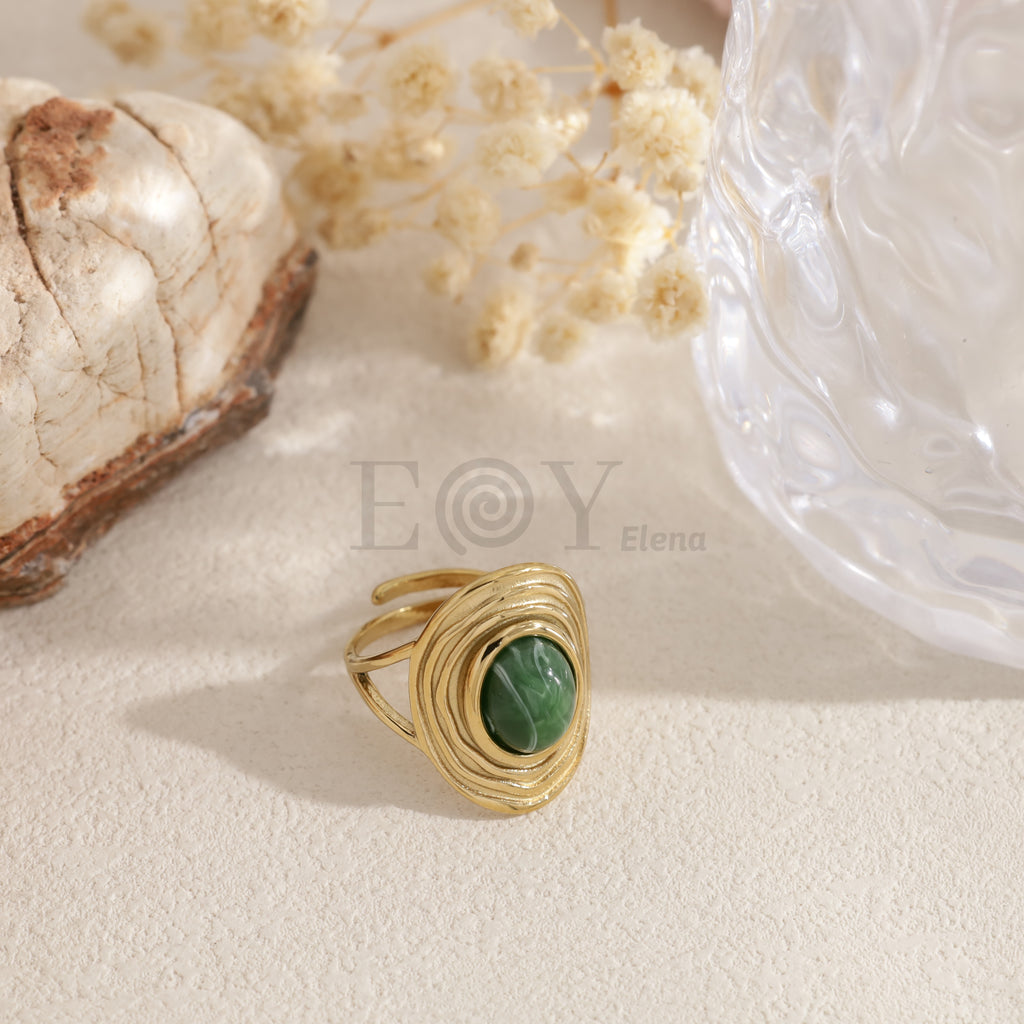 Anillo dorado con piedra ovalada