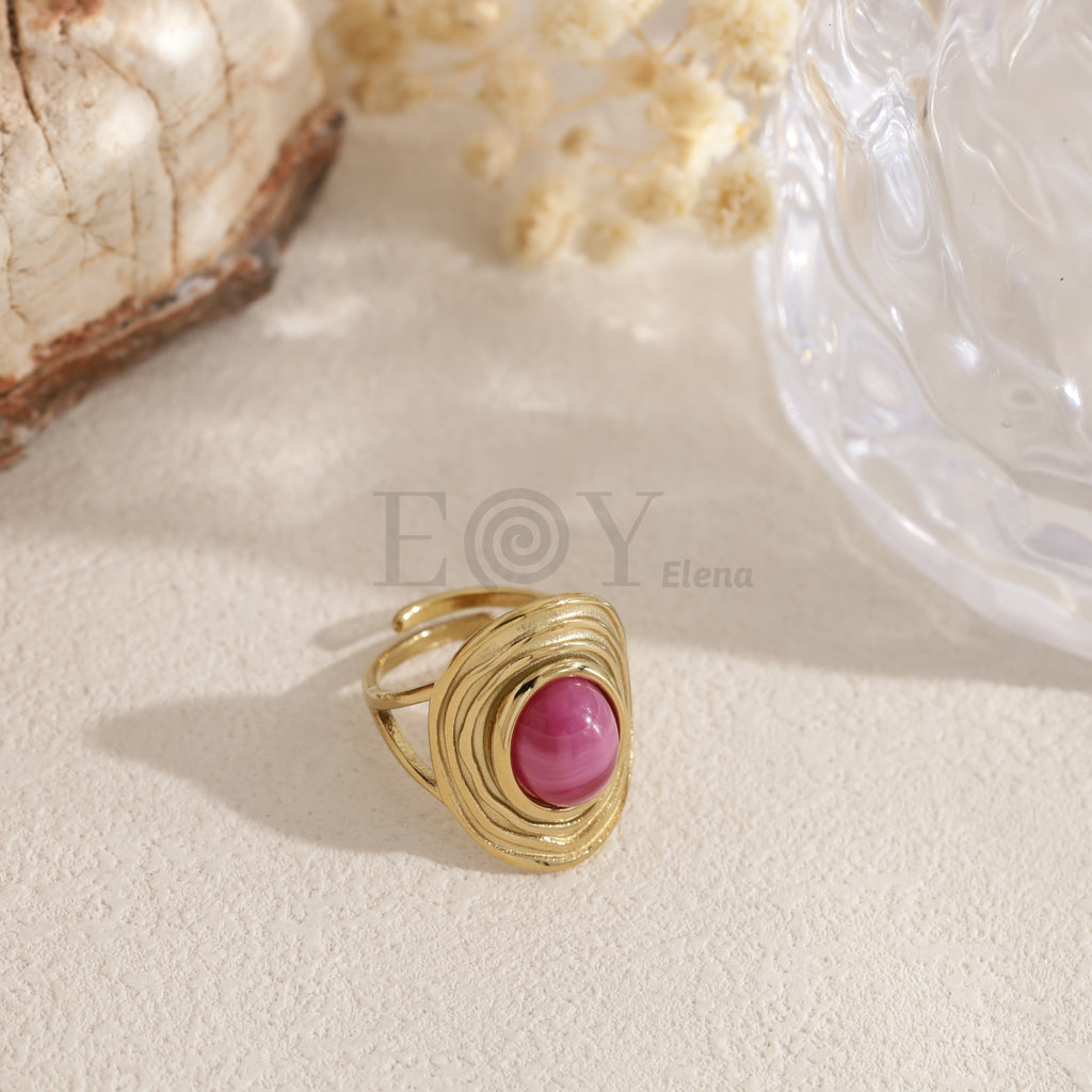 Anillo dorado con piedra ovalada