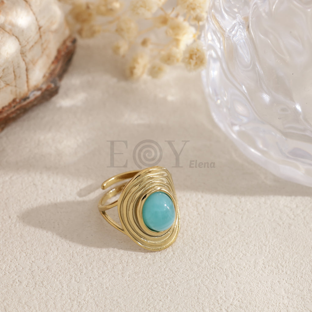 Anillo dorado con piedra ovalada