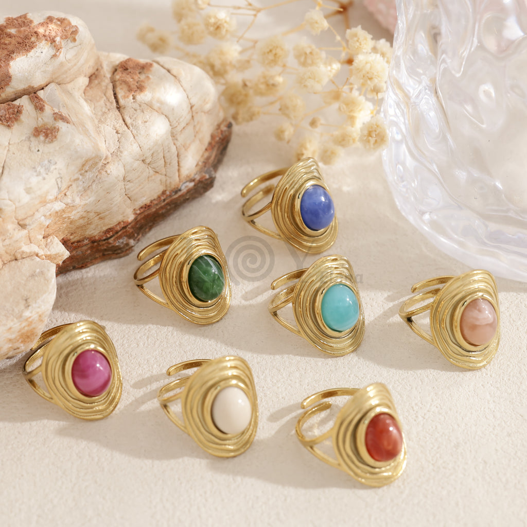 Anillo dorado con piedra ovalada