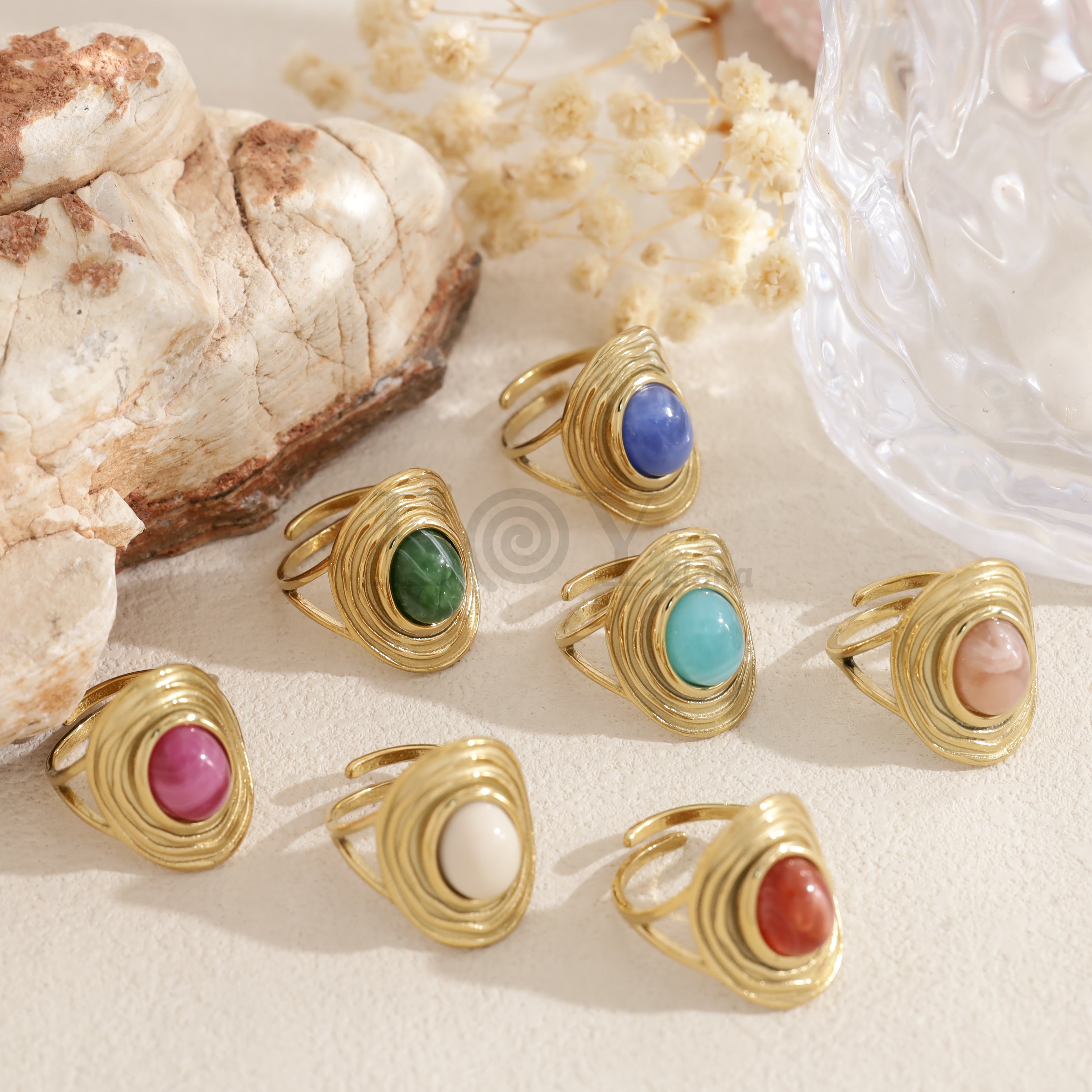Anillo dorado con piedra ovalada