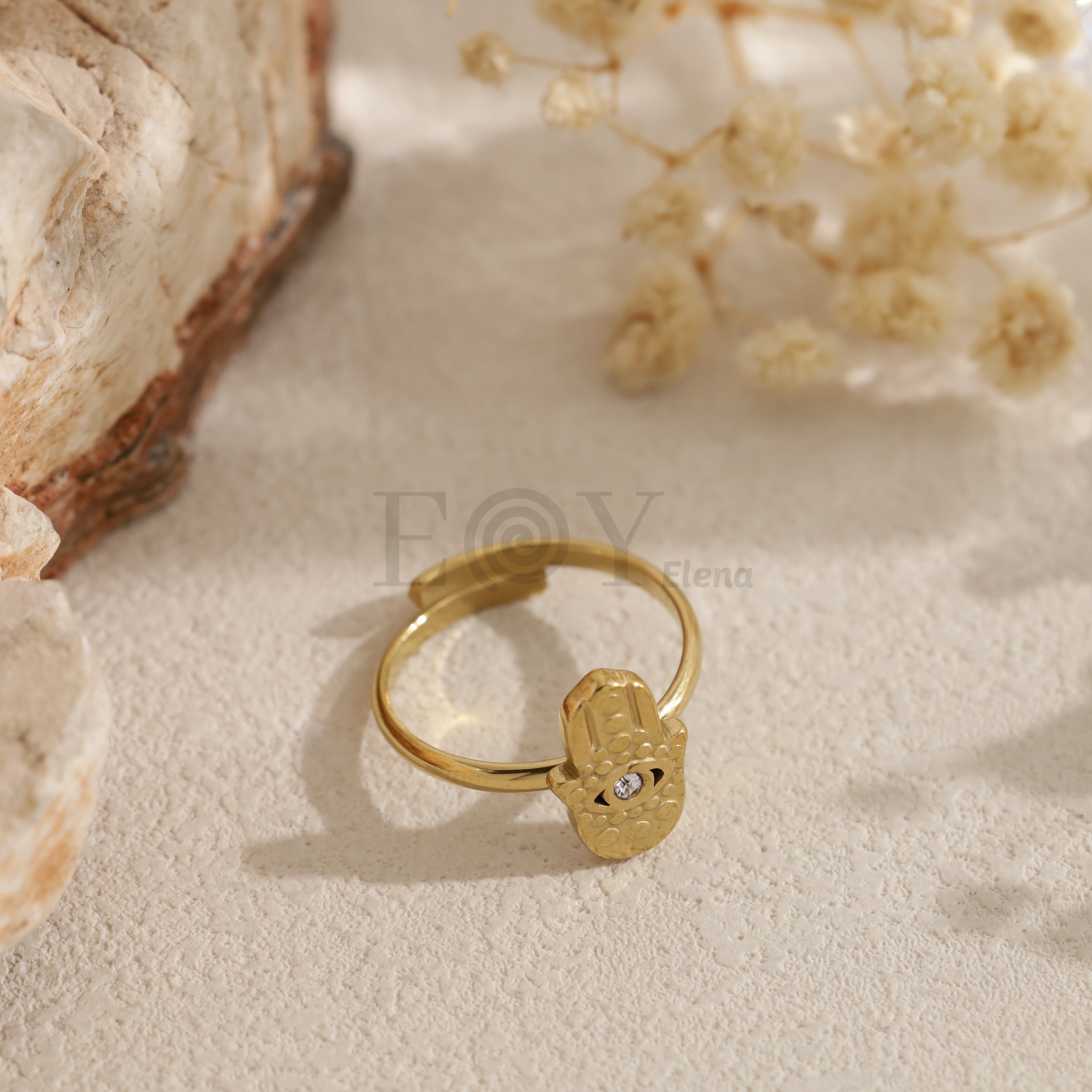 Anillo abierto dorado con mano de Fátima y circonita