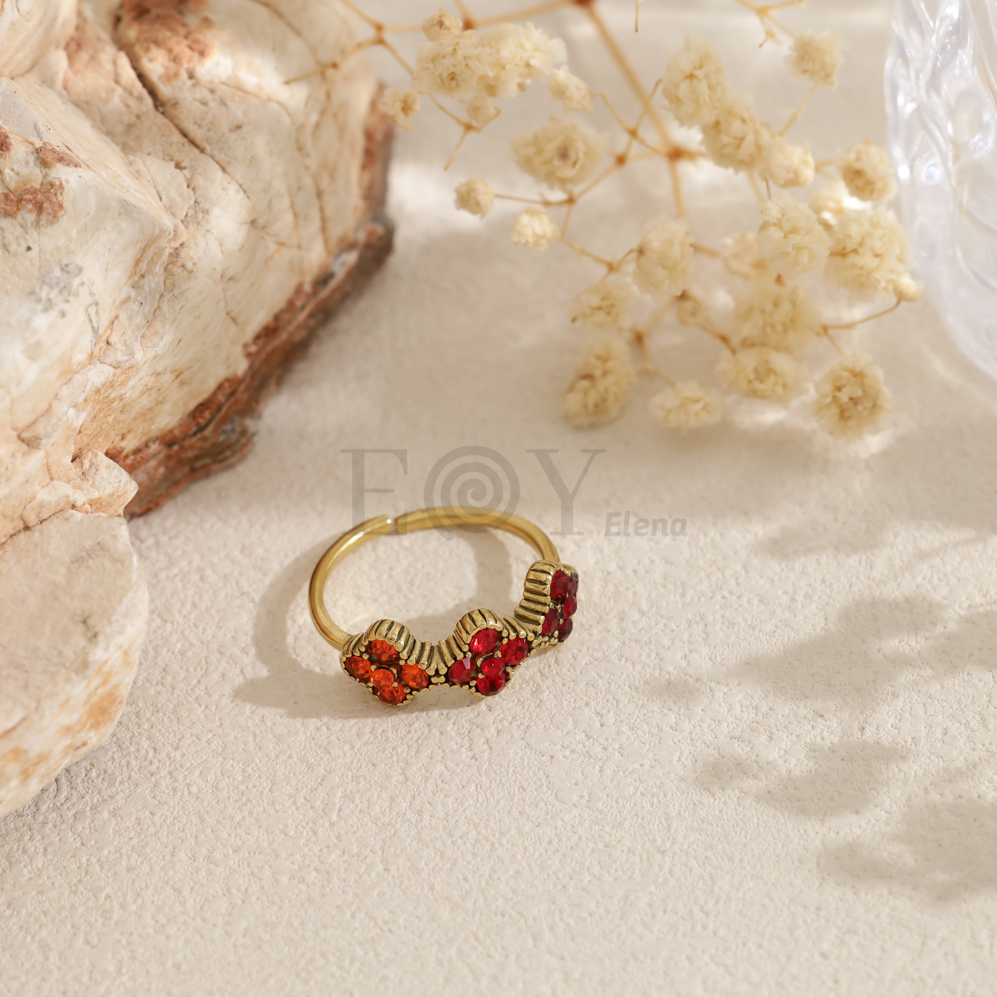 Anillo abierto dorado con circonitas de colores