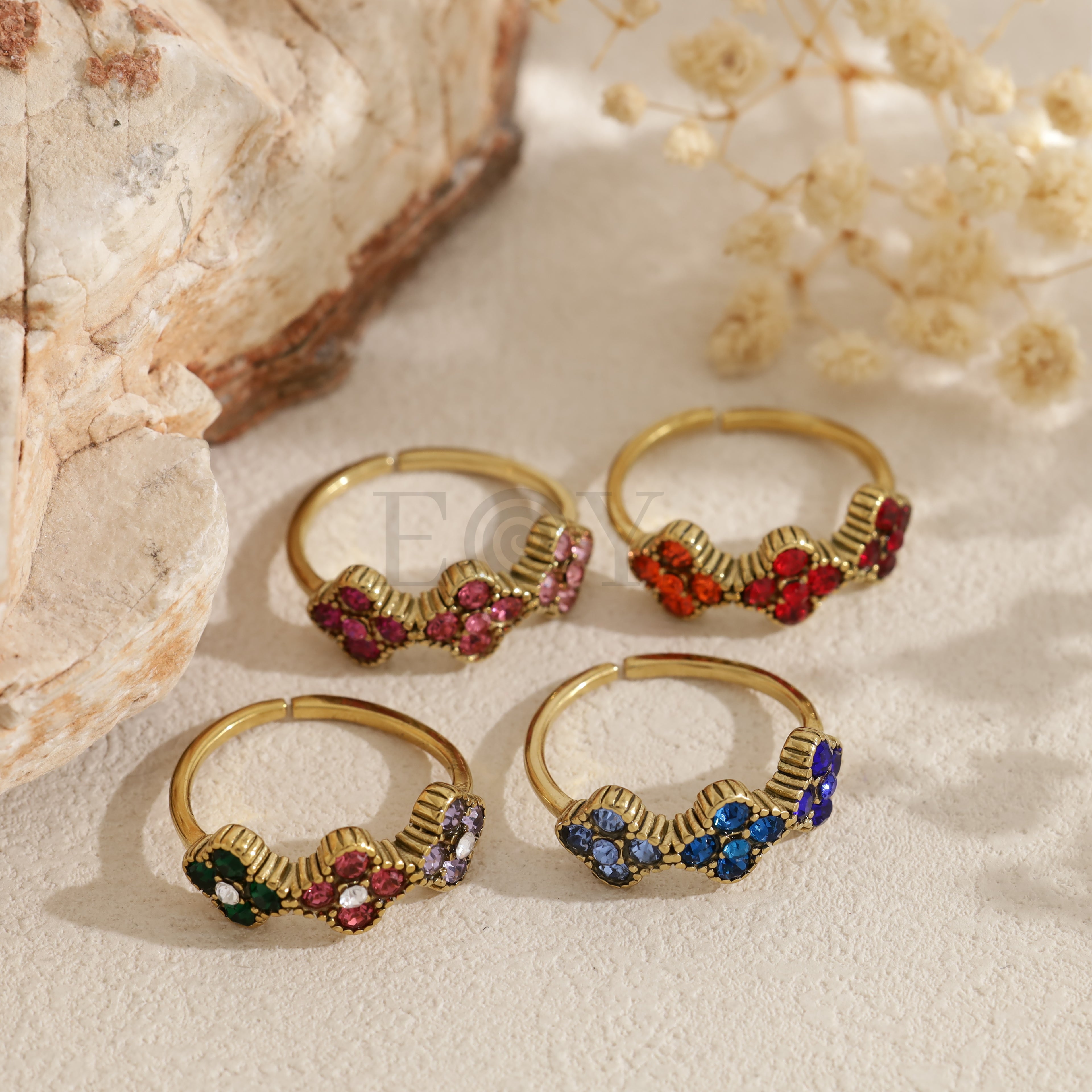 Anillo abierto dorado con circonitas de colores