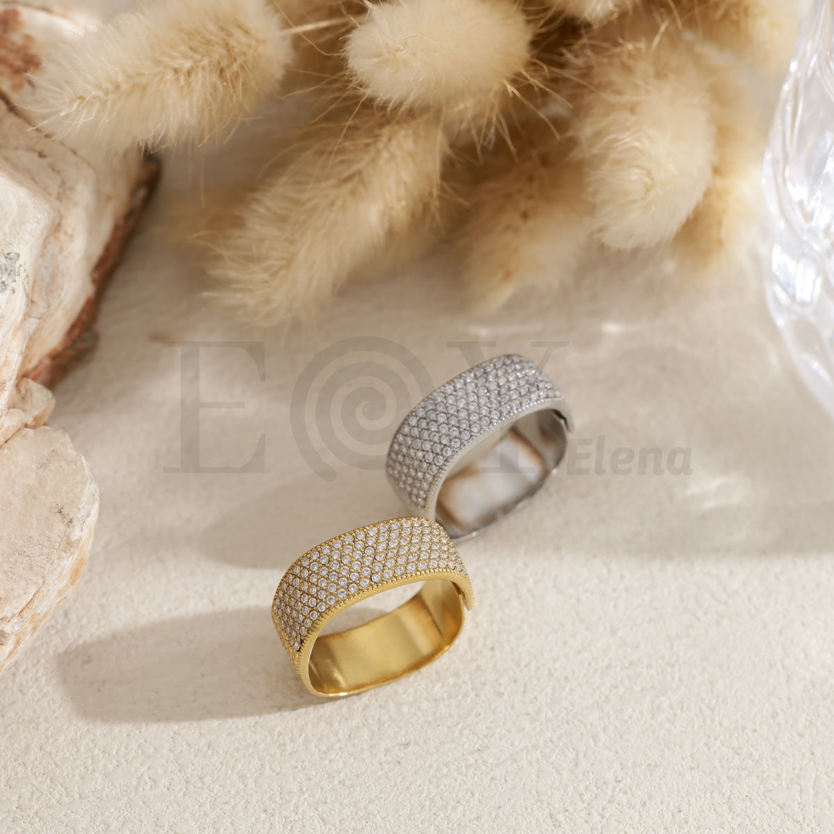 Anillo con circonitas acero