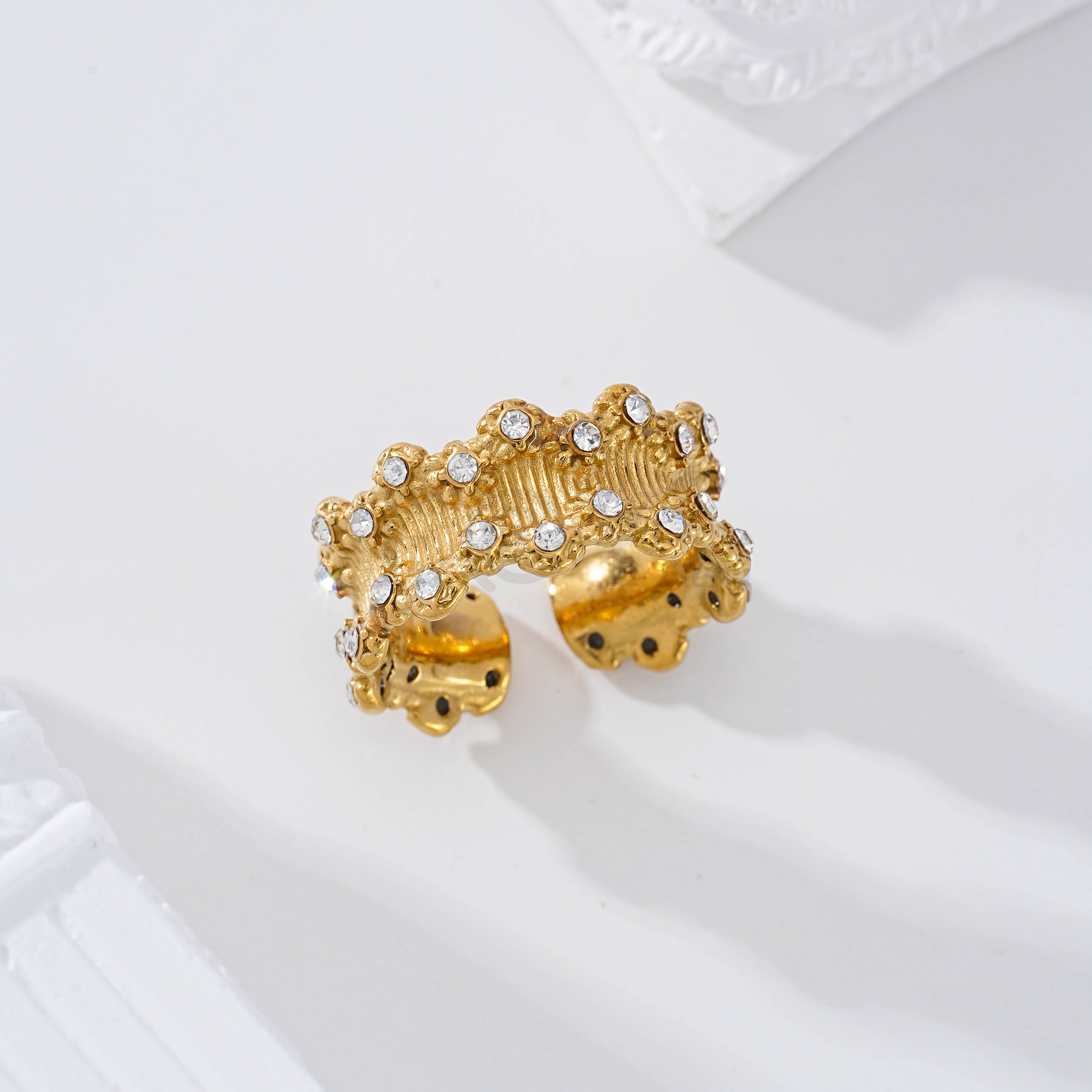 Anillo con piedras
