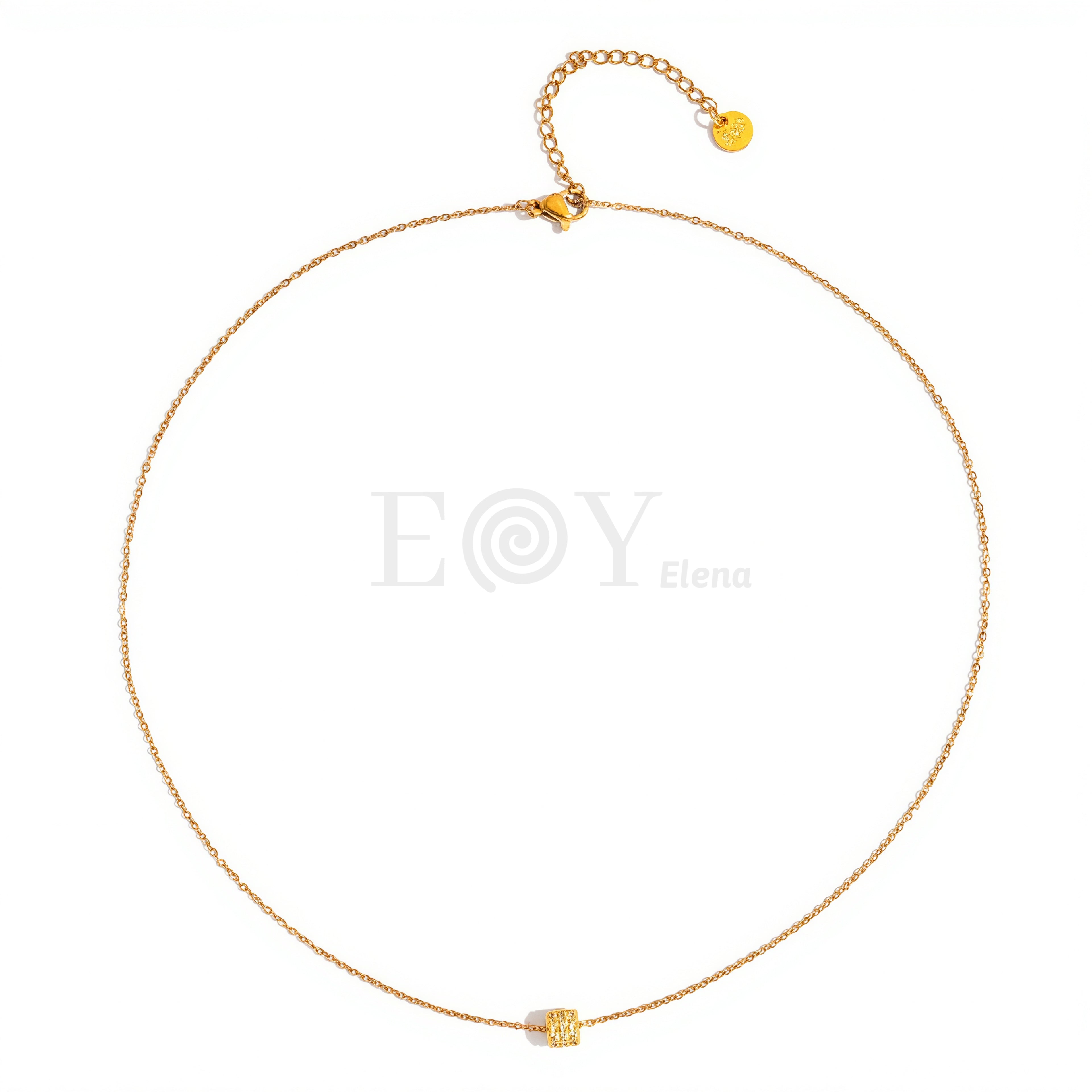 Collar con detalle cuadrado